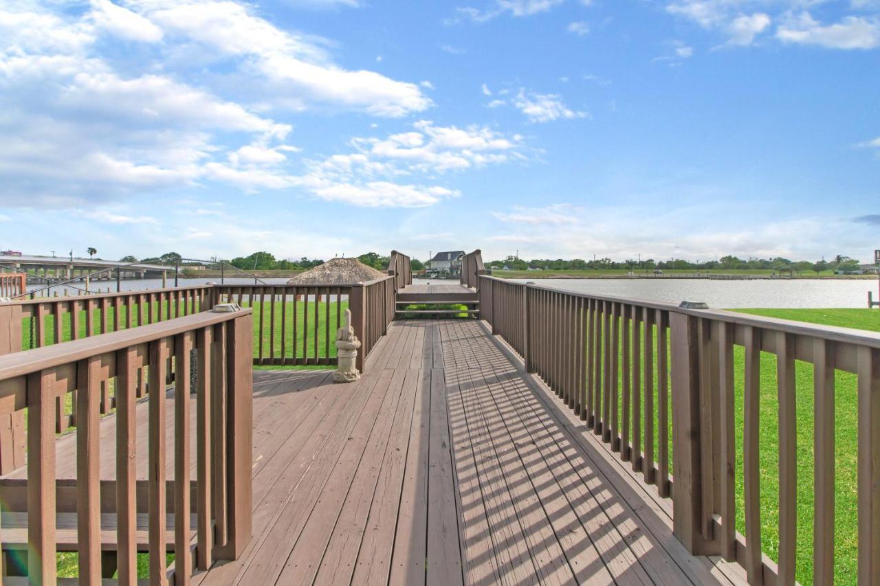 Luxury Waterfront Home Family And Pet Friendly Near Surfside Beach 11 Mins Freeport Exterior photo