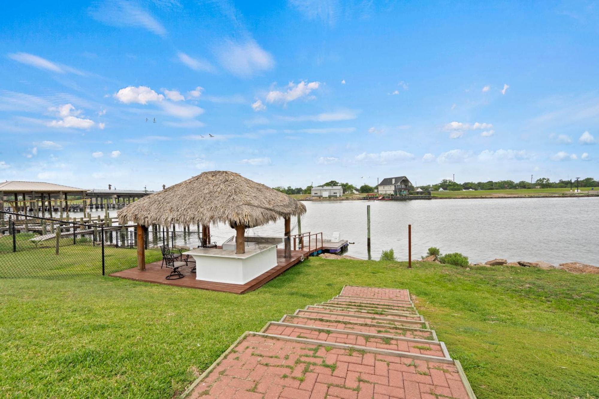Luxury Waterfront Home Family And Pet Friendly Near Surfside Beach 11 Mins Freeport Exterior photo